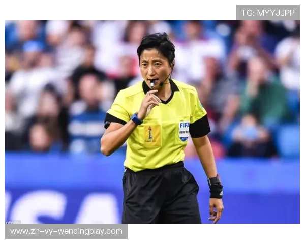 黄牌换红心裁判不罚款竟送出求婚戒指现场惊呆球迷 黄牌换红心裁判不罚款竟送出求婚戒指现场惊呆球迷